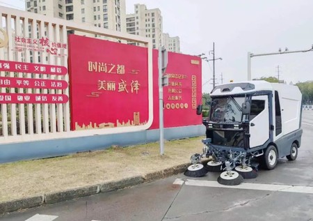 配置：3T星筠
歷史城區(qū)復(fù)雜地形無人化清掃范例，針對明清巷道、石板路、臨河護(hù)欄等江南水鄉(xiāng)典型場景，通過感知系統(tǒng)升級與作業(yè)模式迭代，實現(xiàn)全域作業(yè)頻次提升50%，驗證無人環(huán)衛(wèi)在傳統(tǒng)街區(qū)的規(guī)模化落地可行性。